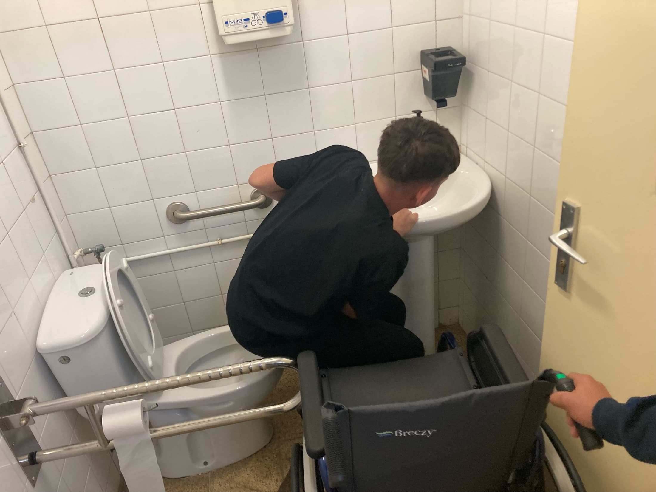 Análisis de la accesibilidad de un baño utilizando una silla de ruedas