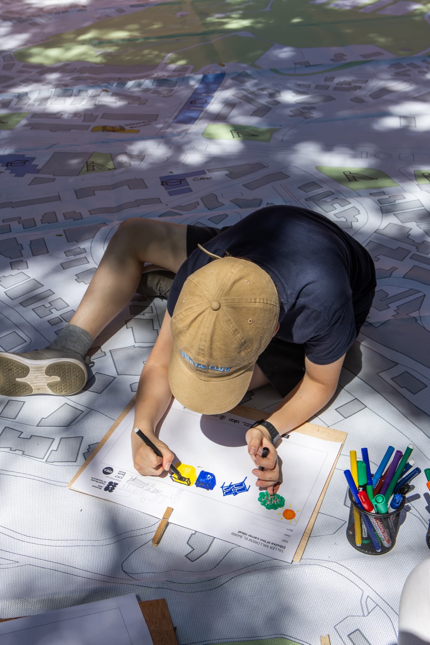 Participante dibujando su calle ideal durante un taller urbano